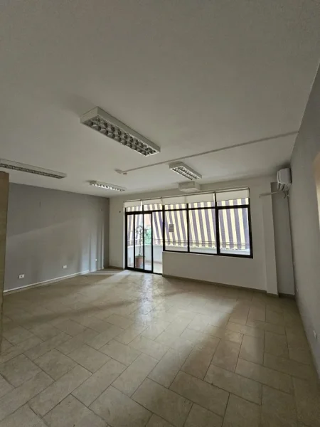 Tirane, jepet me qera ambjent biznesi Kati 2, 320 m² 3.000 € (Rruga elbasanit)