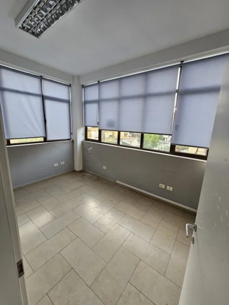 Tirane, jepet me qera ambjent biznesi Kati 2, 320 m² 3.000 € (Rruga elbasanit)