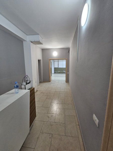 Tirane, jepet me qera ambjent biznesi Kati 2, 320 m² 3.000 € (Rruga elbasanit)