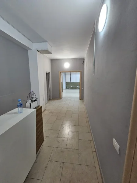 Tirane, jepet me qera ambjent biznesi Kati 2, 320 m² 3.000 € (Rruga elbasanit)
