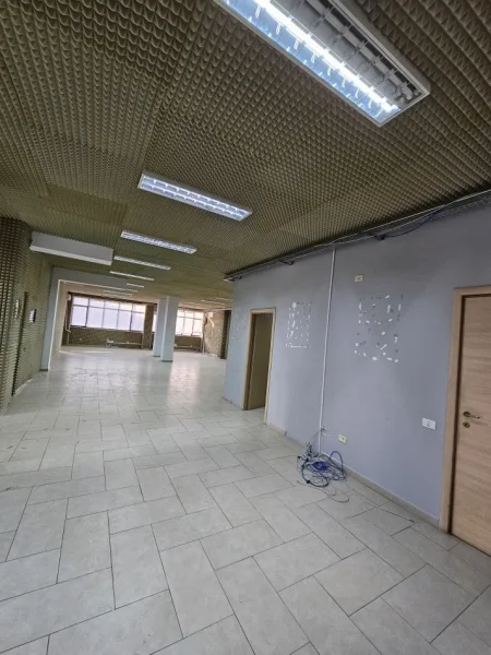 Tirane, jepet me qera ambjent biznesi Kati 2, 320 m² 3.000 € (Rruga elbasanit)