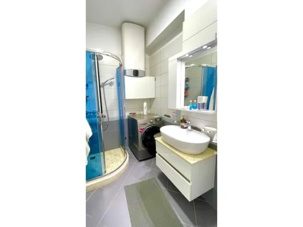 Tirane, jap me qera apartament 3+1+2+GARAZH , 175 m² 1.300 € (Liqeni i Thatë)
