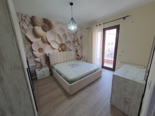 Tirane, jepet me qera apartament 2+1+Aneks+Ballkon Kati 4, 90 m² 800 € (myslym shyri)