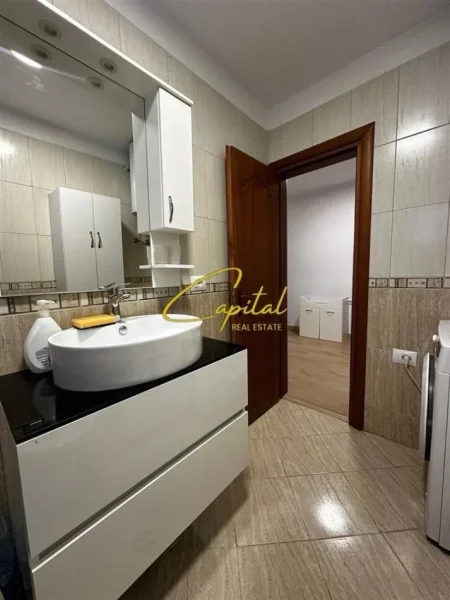 Tirane, jepet me qera apartament 1+1 Kati 2, 75 m² 600 € (RRUGA MYSLYM SHYRI)