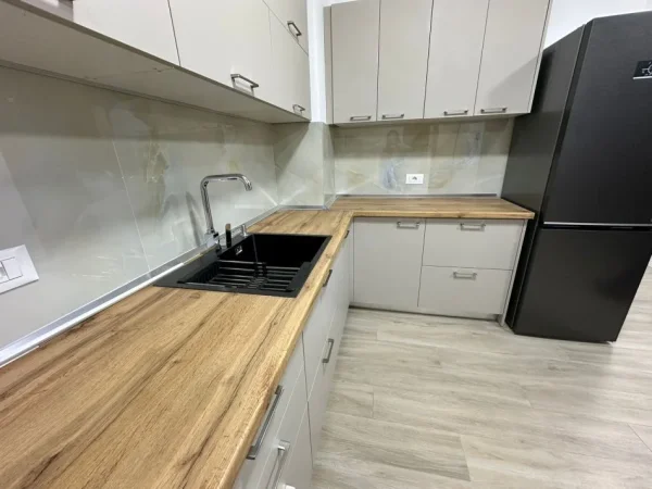 Tirane, jepet me qera apartament 2+1+Ballkon Kati 4, 100 m² 800 € (RRUGA E KAVAJES)