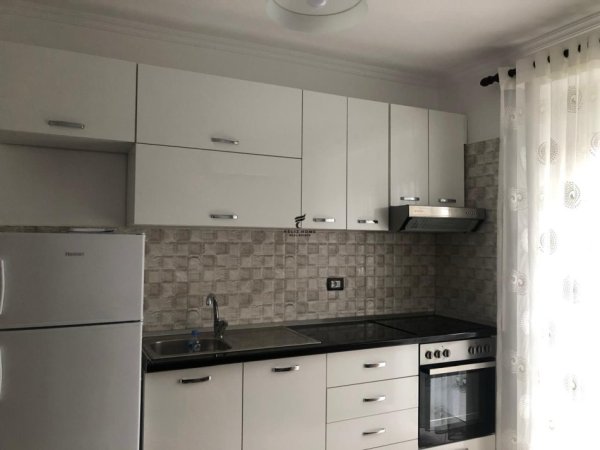 Tirane, jepet me qera apartament 2+1+Ballkon Kati 2, 65 m² 550 € (21 DHJETORI)