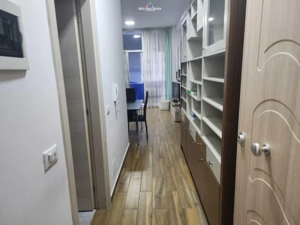 Tirane, jepet me qera apartament 1+1+Ballkon Kati 2, 60 m² 600 € (komuna e parisit)