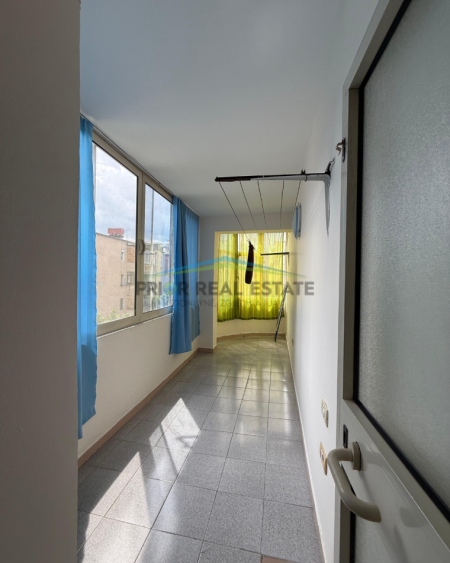 Tirane, jepet me qera apartament 3+1+Ballkon Kati 3, 130 m² 600 € (Stadiumi Dinamo)