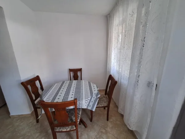 Tirane, jepet me qera apartament 1+1+Ballkon Kati 1, 65 m² 450 € (Rruga Sali Nivica)