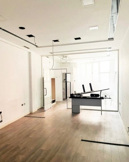 Tirane, jepet me qera zyre Kati 0, 60 m² 900 € (QENDER)