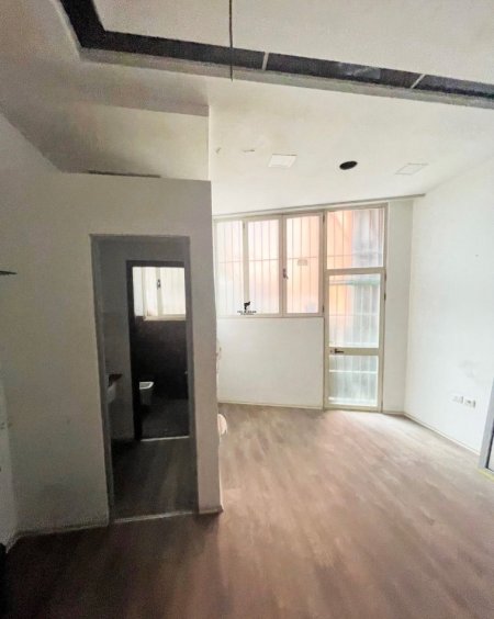 Tirane, jepet me qera zyre Kati 0, 60 m² 900 € (QENDER)
