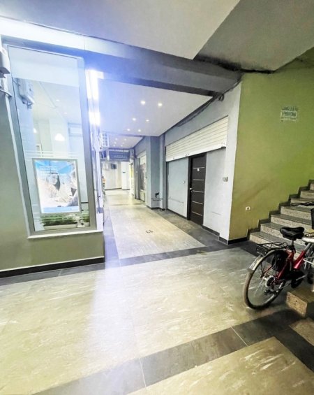 Tirane, jepet me qera zyre Kati 0, 60 m² 900 € (QENDER)