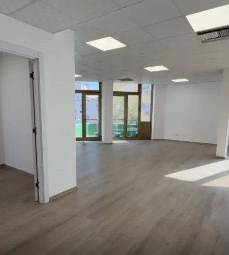 Tirane, jepet me qera zyre Kati 4, 100 m² 1.500 € (Sheshi Willson)