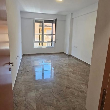 Tirane, jepet me qera zyre Kati 6, 1.000 € (Myslym Shyri)