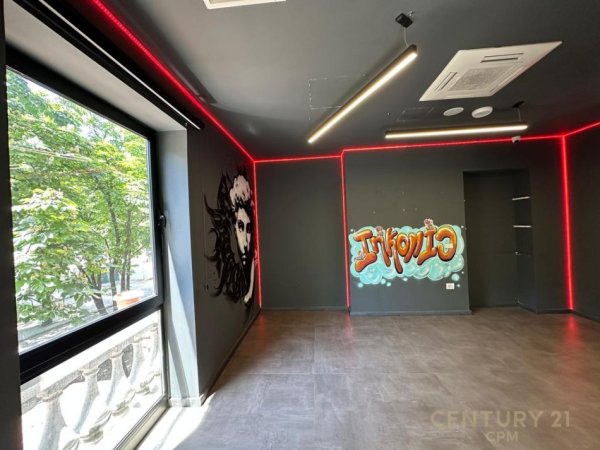 Tirane, jepet me qera ambjent biznesi Kati 1, 100 m² 2.200 € (Bllok)