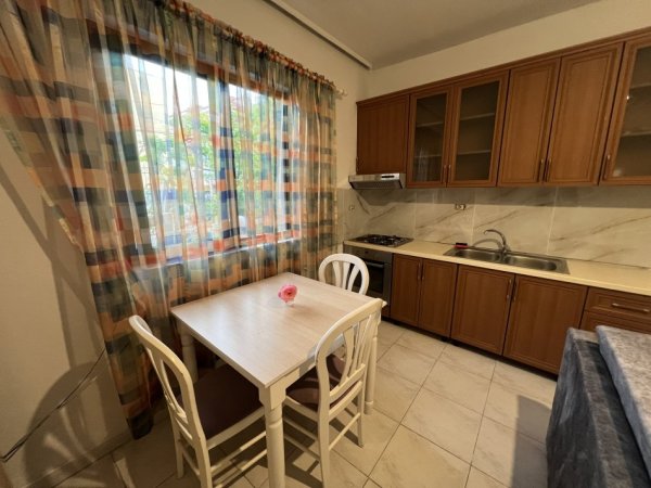 Tirane, jepet me qera apartament 1+1 Kati 0, 50 m² 350 € (Haxhi Isuf Banka)