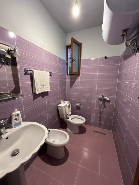 Tirane, jepet me qera apartament 1+1 Kati 0, 50 m² 350 € (Haxhi Isuf Banka)