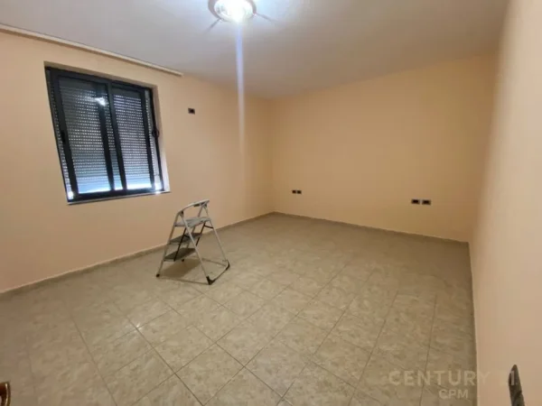 Tirane, jepet me qera ambjent biznesi Kati 0, 62 m² 500 € (rruga muhamed gjollesha)