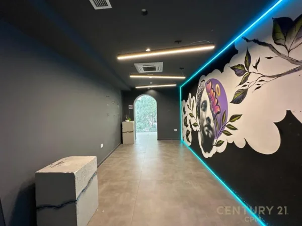 Tirane, jepet me qera ambjent biznesi Kati 1, 100 m² 2.200 € (bllok)