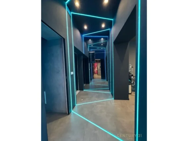 Tirane, jepet me qera ambjent biznesi Kati 1, 100 m² 2.200 € (bllok)