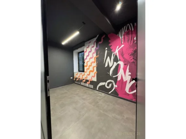 Tirane, jepet me qera ambjent biznesi Kati 1, 100 m² 2.200 € (bllok)