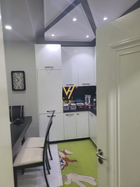 Tirane, shitet apartament 2+1+Ballkon Kati 3, 97 m² 140.000 € (YZBERISHT)