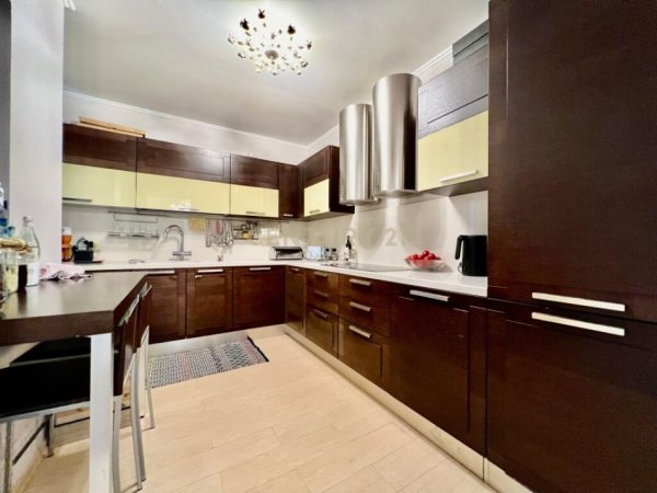 Tirane, shes apartament 5+1+4 me 4 POSTE PARKIMI , 327 m² 850.000 € (Rruga e Kosovarëve)