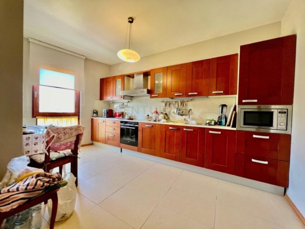 Tirane, shes apartament 5+1+4 me 4 POSTE PARKIMI , 327 m² 850.000 € (Rruga e Kosovarëve)