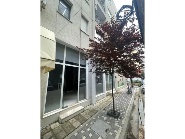 Tirane, jepet me qera ambjent biznesi Kati 0, 40 m² 450 € (pazari i ri)