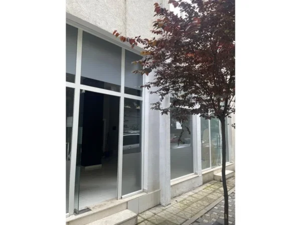 Tirane, jepet me qera ambjent biznesi Kati 0, 40 m² 450 € (pazari i ri)