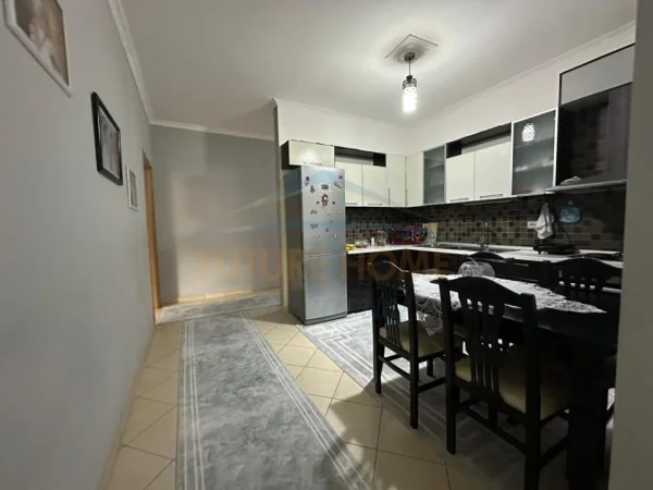 Shitet, Apartament 3+1+2, Fresku, Tiranë.