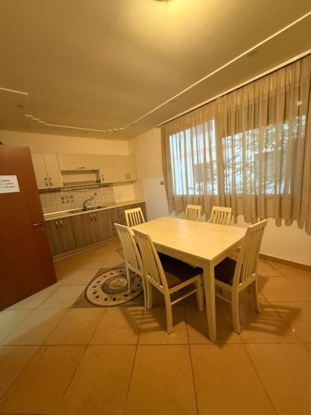 Tirane, jepet me qera apartament 4+1+Ballkon Kati 1, 180 m² 1.500 € (iSH BLLLOK)
