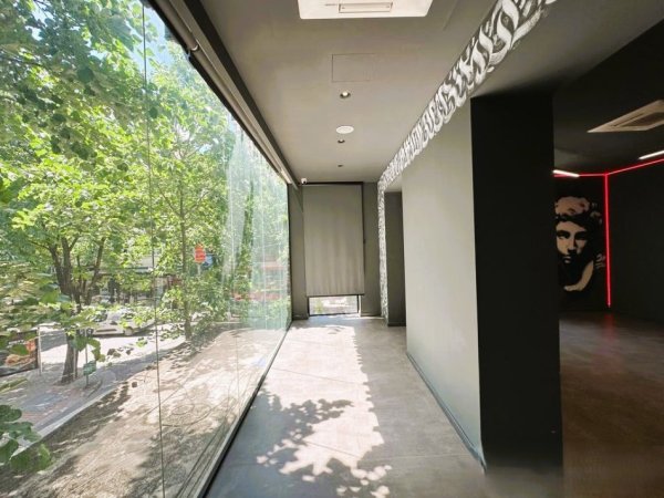 Tirane, jepet me qera ambjent biznesi Kati 1, 100 m² 2.200 € (ISH BLLOKU)