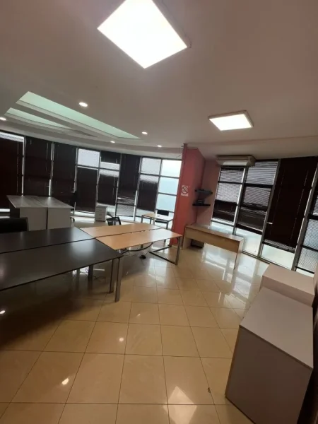 Tirane, jepet me qera zyre Kati 2, 210 m² 1.800 € (zogu i zi)