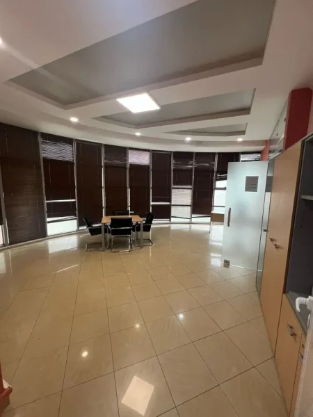 Tirane, jepet me qera zyre Kati 2, 210 m² 1.800 € (zogu i zi)