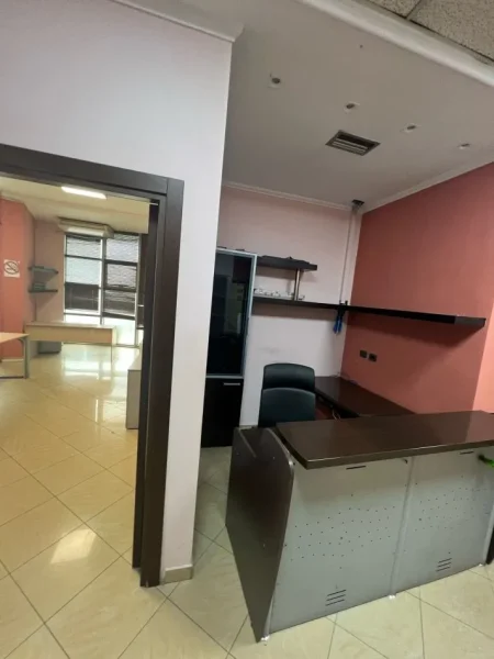 Tirane, jepet me qera zyre Kati 2, 210 m² 1.800 € (zogu i zi)
