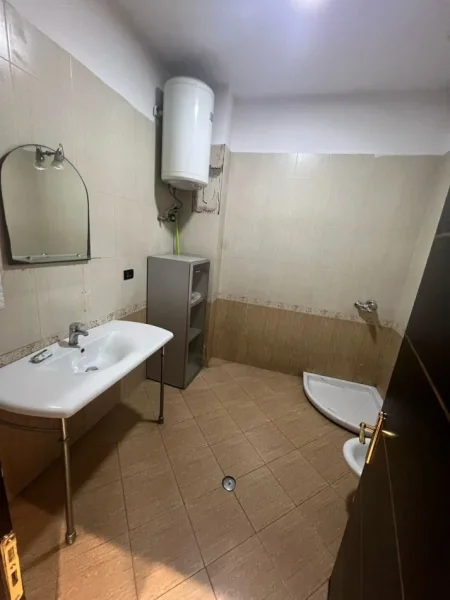 Tirane, jepet me qera zyre Kati 2, 210 m² 1.800 € (zogu i zi)