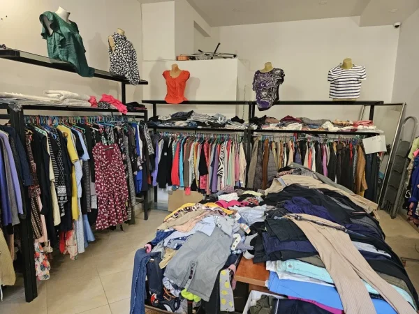 Tirane, shes Shiten Pajisjet e nje Biznesi Veshjesh 1.200 €