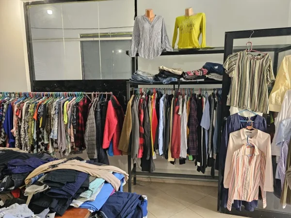 Tirane, shes Shiten Pajisjet e nje Biznesi Veshjesh 1.200 €