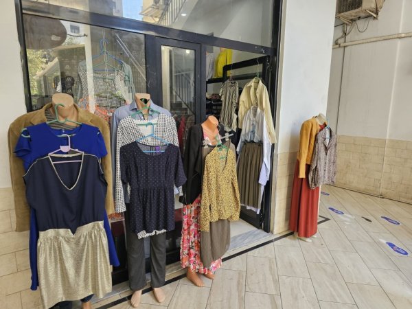 Tirane, shes Shiten Pajisjet e nje Biznesi Veshjesh 1.200 €
