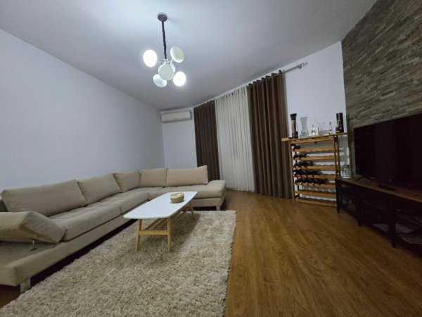 Tirane, jepet me qera apartament 1+1+Ballkon Kati 3, 90 m² 600 € (Liqeni i Thate-Rruga Ullishtes)