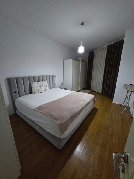 Tirane, jepet me qera apartament 1+1+Ballkon Kati 3, 90 m² 600 € (Liqeni i Thate-Rruga Ullishtes)