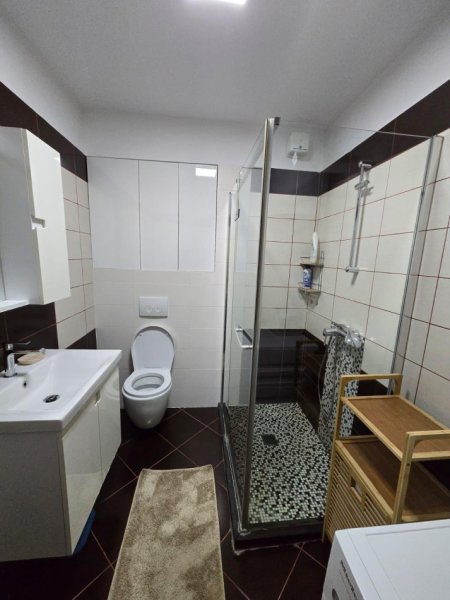 Tirane, jepet me qera apartament 1+1+Ballkon Kati 3, 90 m² 600 € (Liqeni i Thate-Rruga Ullishtes)