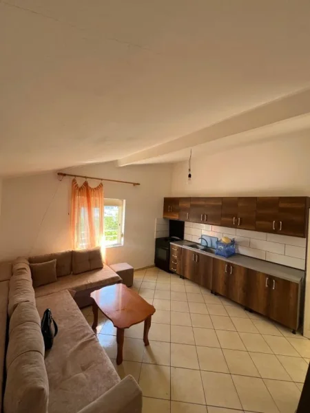 Tirane, jepet me qera shtepi 2+1+Ballkon Kati 3, 110 m² 400 € (Qytet Studenti)