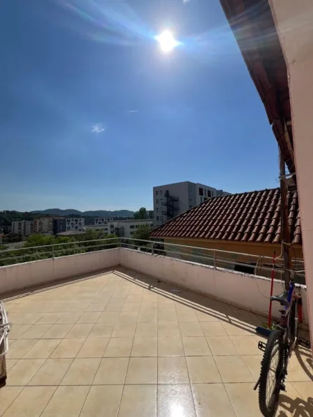 Tirane, jepet me qera shtepi 2+1+Ballkon Kati 3, 110 m² 400 € (Qytet Studenti)