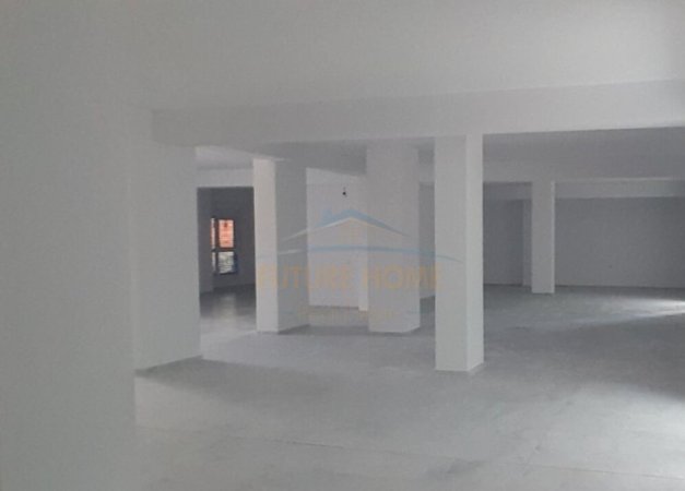 Tirane, jepet me qera ambjent biznesi Kati 0, 400 m² 4.000 € (Ali Demi)