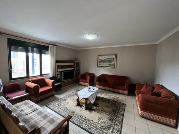 Tirane, shitet apartament 2+1+Ballkon Kati 5, 137 m² 300.000 € (Rruga Maliq Muço)