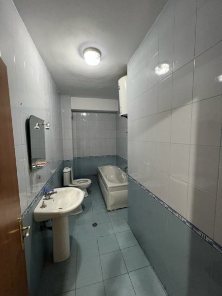Tirane, shitet apartament 2+1+Ballkon Kati 5, 137 m² 300.000 € (Rruga Maliq Muço)