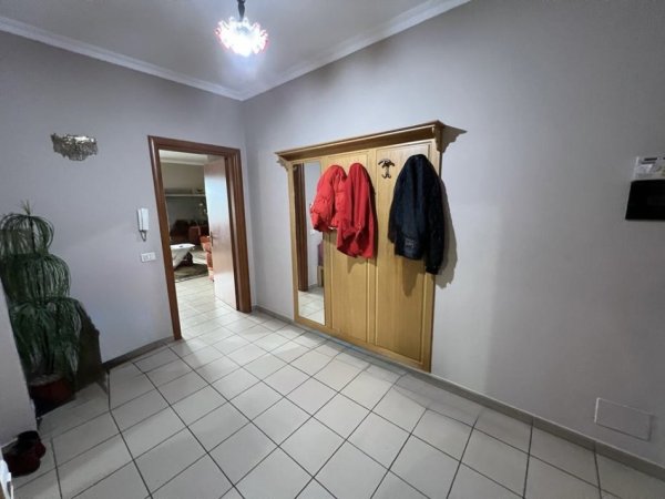 Tirane, shitet apartament 2+1+Ballkon Kati 5, 137 m² 300.000 € (Rruga Maliq Muço)