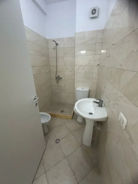Tirane, shes apartament 1+1+Ballkon Kati 4, 65 m² 92.000 € (misto mame)